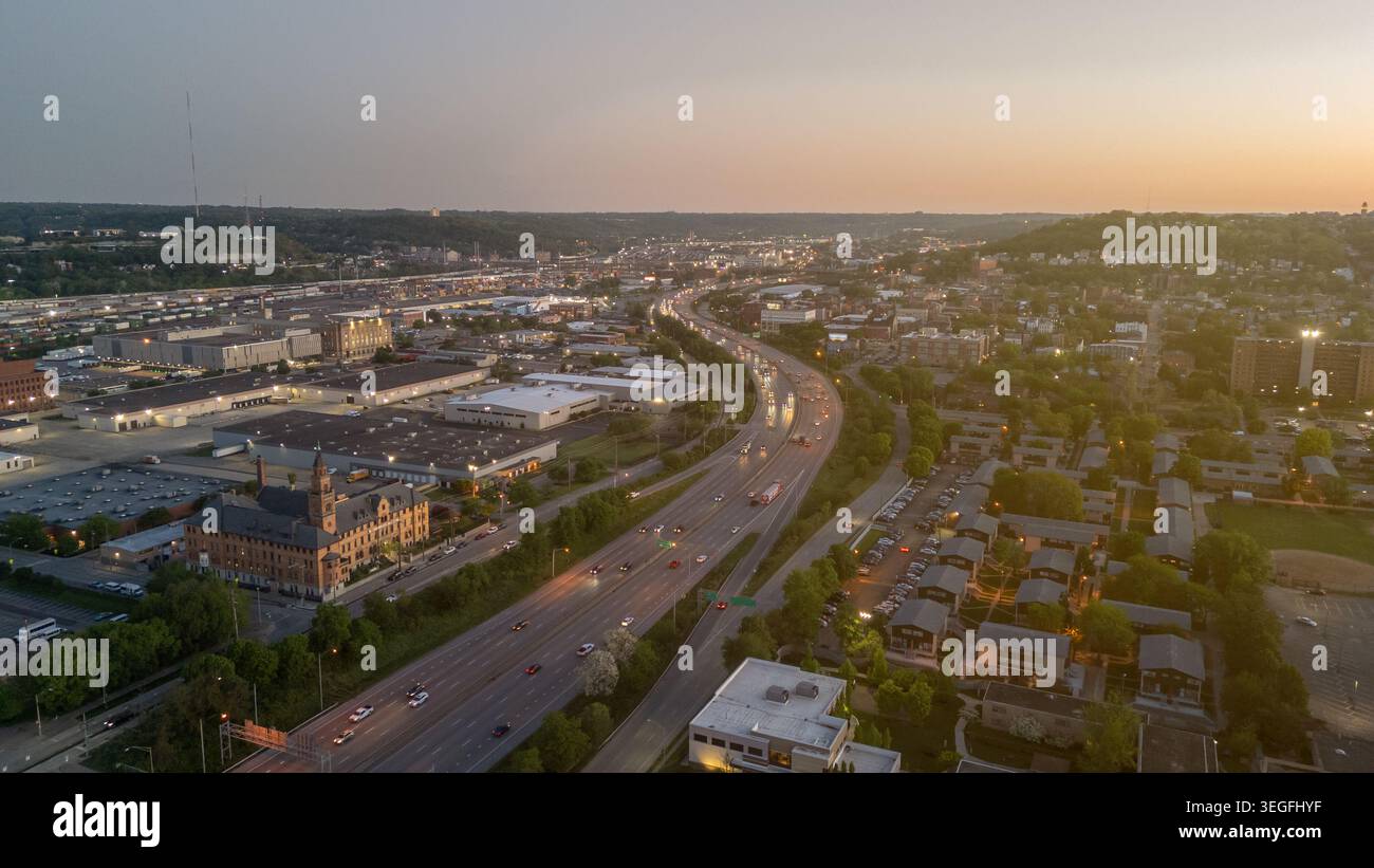 Paesaggio aereo di un quartiere residenziale suburbano in estate Foto Stock
