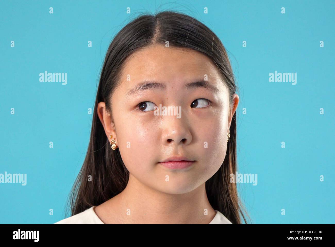 Primo piano ritratto di una giovane donna asiatica delusa che guarda Foto Stock