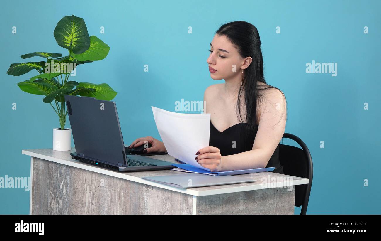 Una donna d'affari delusa che gettava una cartella sul tavolo in ufficio Foto Stock