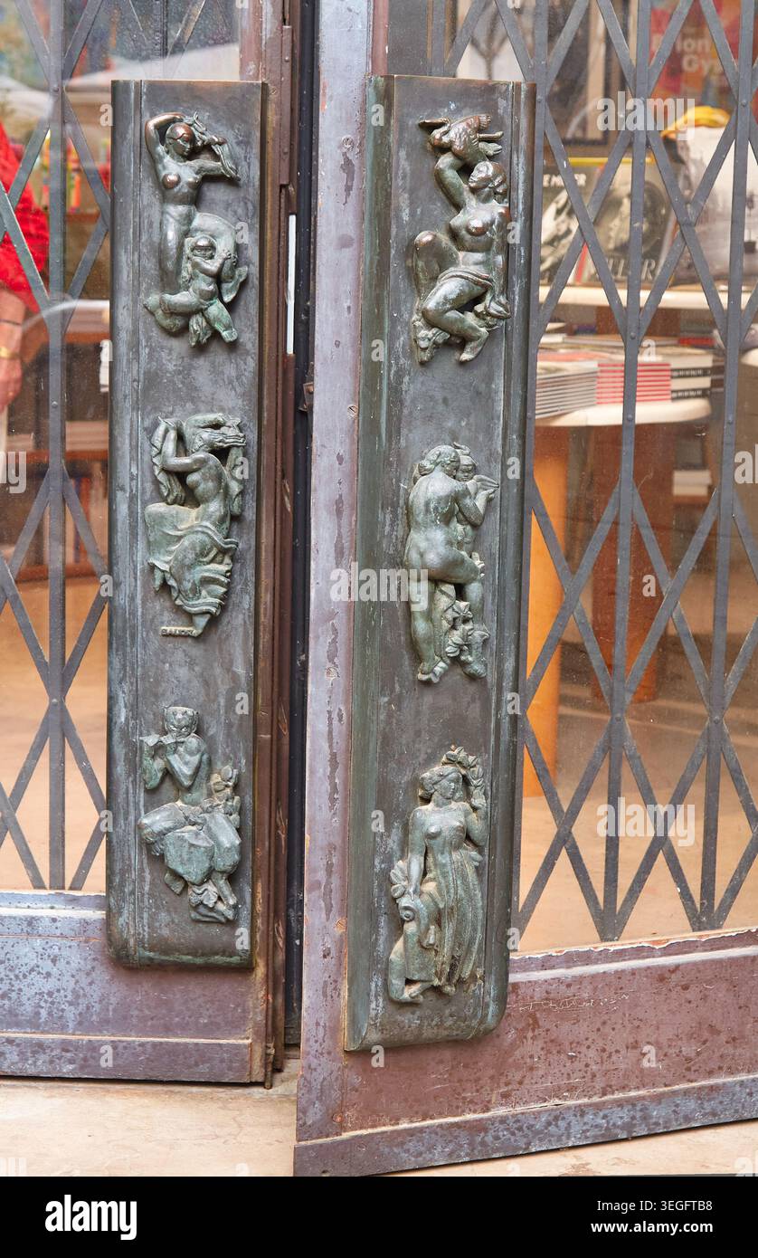 Parigi, Francia - 7 maggio 2026: Porte in bronzo Art Deco con bassorilievi dettagliati raffiguranti varie figure e motivi, in design artistico in architettura, Foto Stock