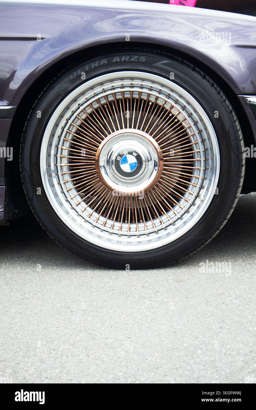Display retrospettivo BMW Spoke Wheel. Elegante cerchio Vintage con emblema BMW e design pneumatici Whitewall Foto Stock
