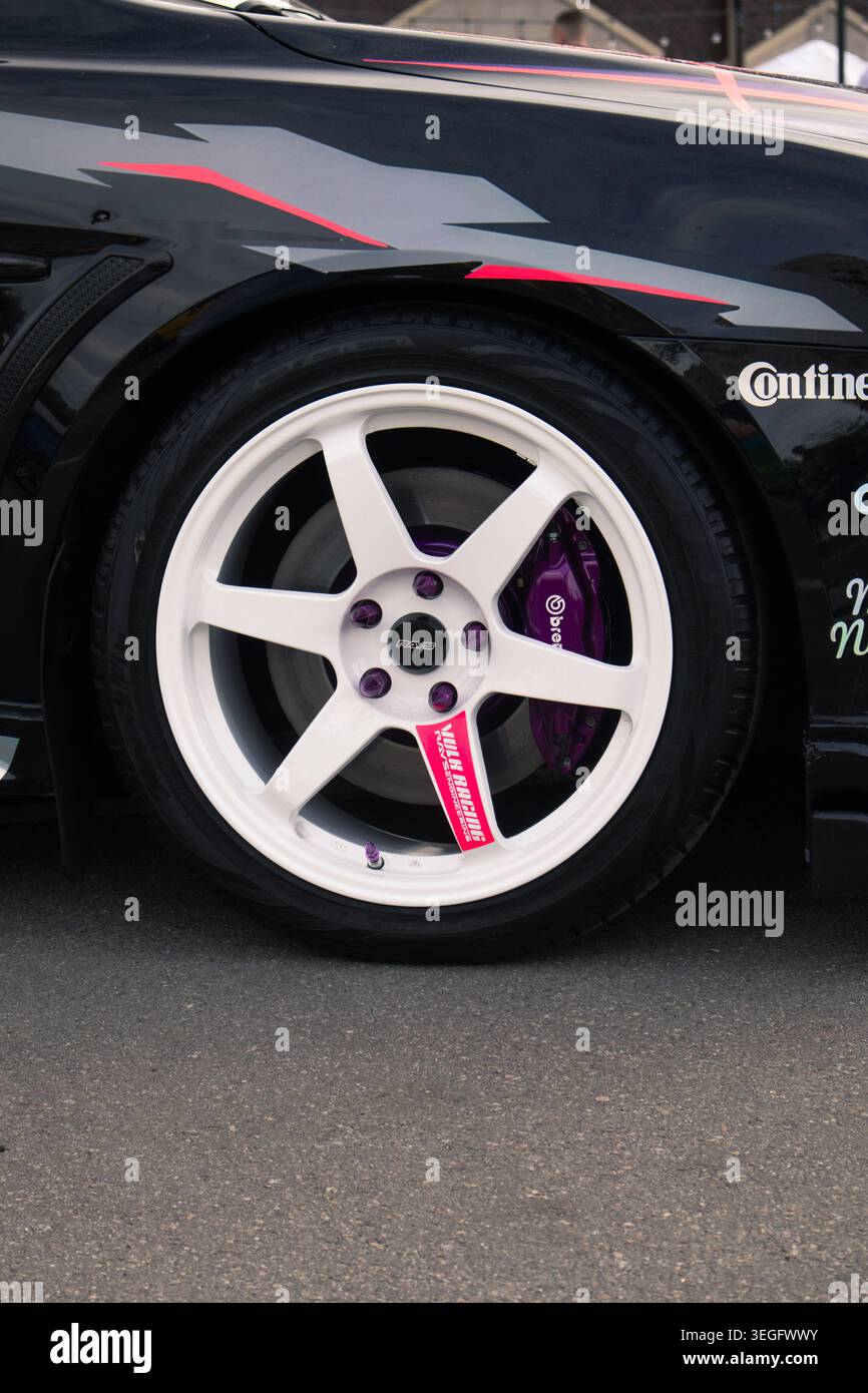 Design di auto a deriva. Drift Car in stile Citystyle con dettagli magenta e grafica da corsa professionale audace Foto Stock