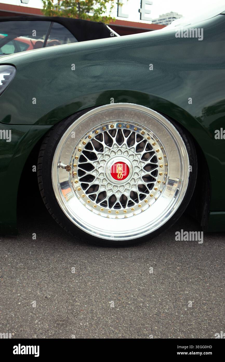 Vista dettagliata del bordo in lega di due volumi. Immagine ingrandita evidenziando il design della ruota e la superficie riflettente Foto Stock