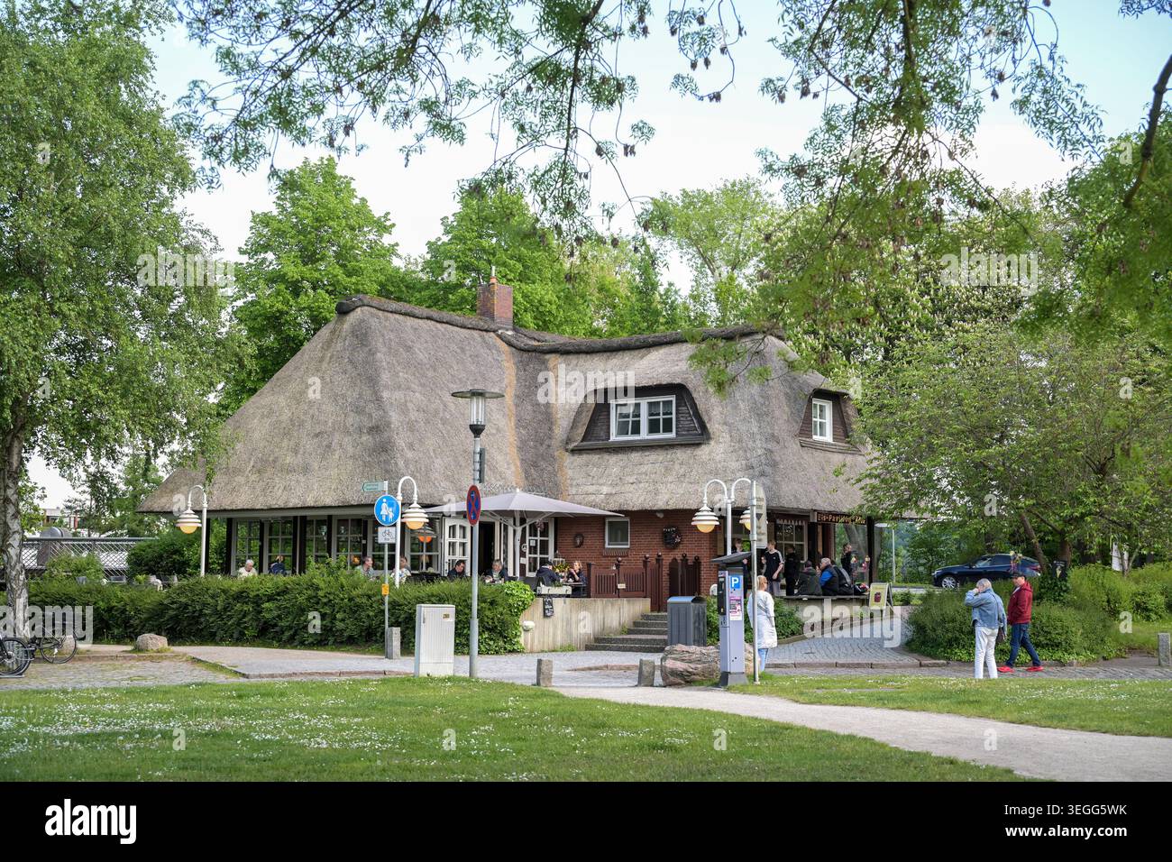 Ratzeburg, Germania, 19 maggio 2026: Gelateria tradizionale e caffetteria accanto al lago, popolare in lungo e in largo, situata in una tipica casa di mattoni rossi con Foto Stock