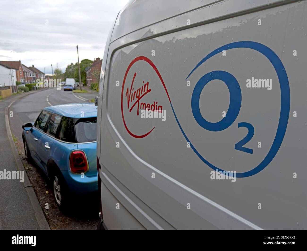 Virgin Media O2 van in una scena di Warrington, Cheshire Street, che illustra la banda larga del Regno Unito, i servizi mobili e le infrastrutture delle telecomunicazioni. Foto Stock