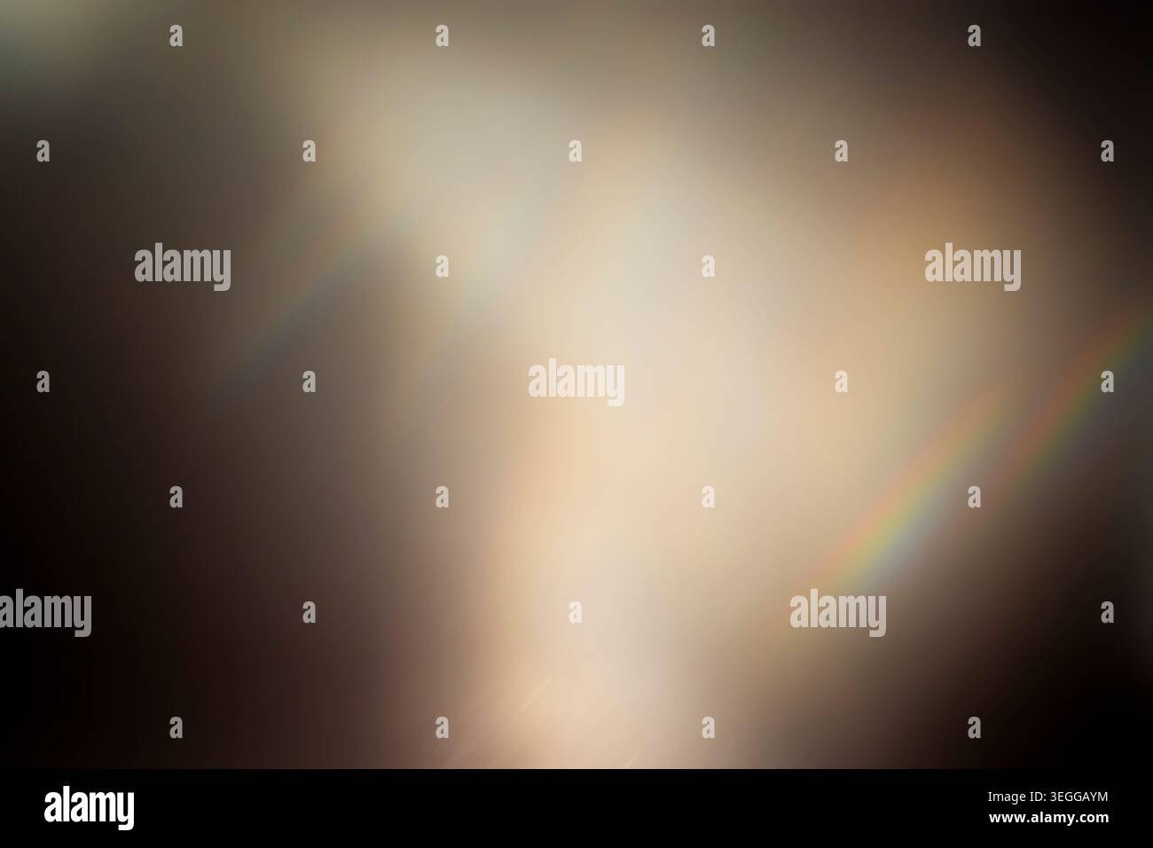 Sfondo astratto e scuro con una calda perdita di luce e un vivace effetto prisma arcobaleno Foto Stock