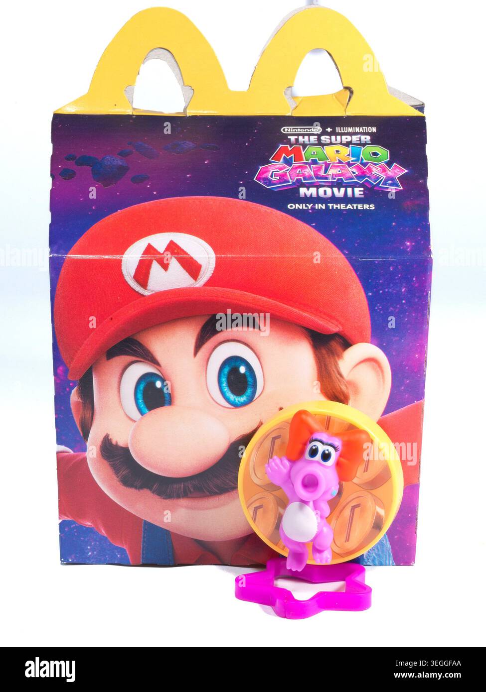 14 aprile 2026, Palm Springs, California, Stati Uniti: Una scatola McDonaldâ Happy Meal con illustrazioni promozionali di Super Mario viene mostrata con un personaggio giocattolo Birdo della serie da collezione a tema Nintendo del 2026 legata alla campagna Super Mario Galaxy Movie. (Credit Image: © Ian L. Sitren/ZUMA Press Wire) SOLO PER USO EDITORIALE! Non per USO commerciale! Foto Stock