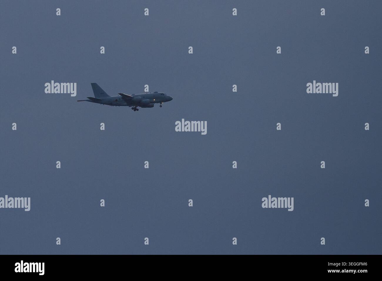 Un aereo di pattuglia marittima Kawasaki P1 con la forza di autodifesa marittima giapponese (JMSDF) atterrando alla base aerea NAF Atsugi a Kanagawa, in Giappone Foto Stock