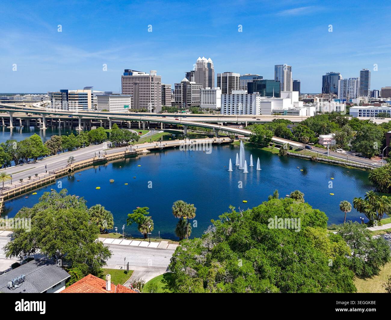 Vista sul Lago di Lucerna e sullo skyline del centro di Orlando con condomini ed edifici commerciali nella Contea di Orange, Orlando, Florida, USA. Foto Stock