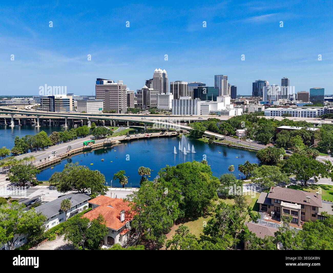 Vista sul Lago di Lucerna e sullo skyline del centro di Orlando con condomini ed edifici commerciali nella Contea di Orange, Orlando, Florida, USA. Foto Stock