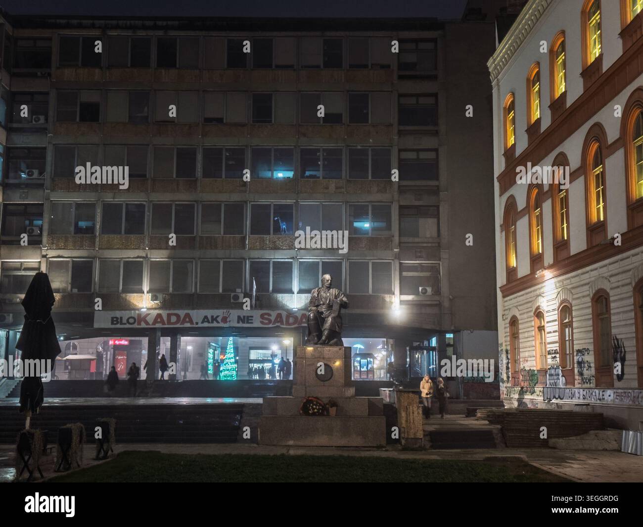 BELGRADO, SERBIA - 20 DICEMBRE 2025: Akademski platone di notte a Belgrado, Serbia, con la statua di Petar Petrovic Njegos di fronte all'Universit Foto Stock
