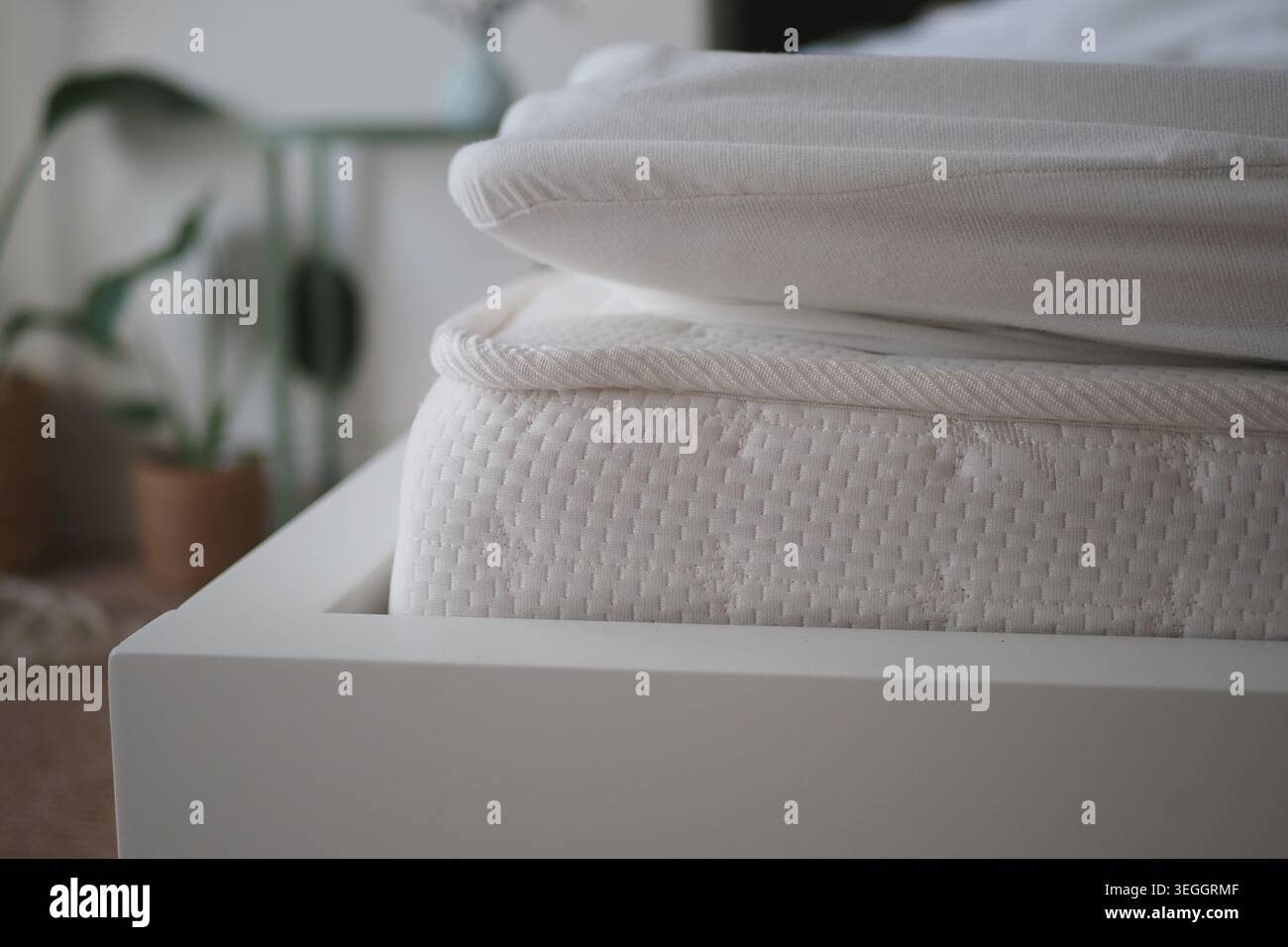 Due strati di biancheria da letto su una struttura del letto in una camera Foto Stock