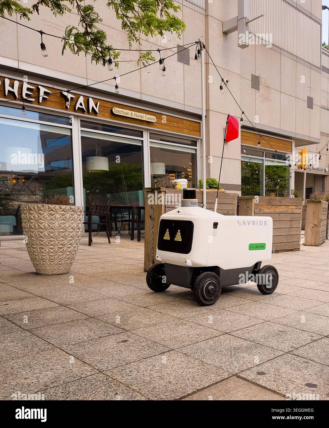 NEWPORT, New Jersey, USA – 15 MAGGIO 2026: Robot autonomo per la consegna di cibo su un marciapiede fuori da un ristorante a Newport, New Jersey Foto Stock