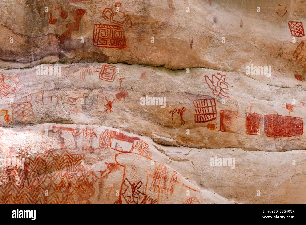 Pittogrammi rossi sulla roccia che mostrano disegni e simboli intricati. Foto Stock