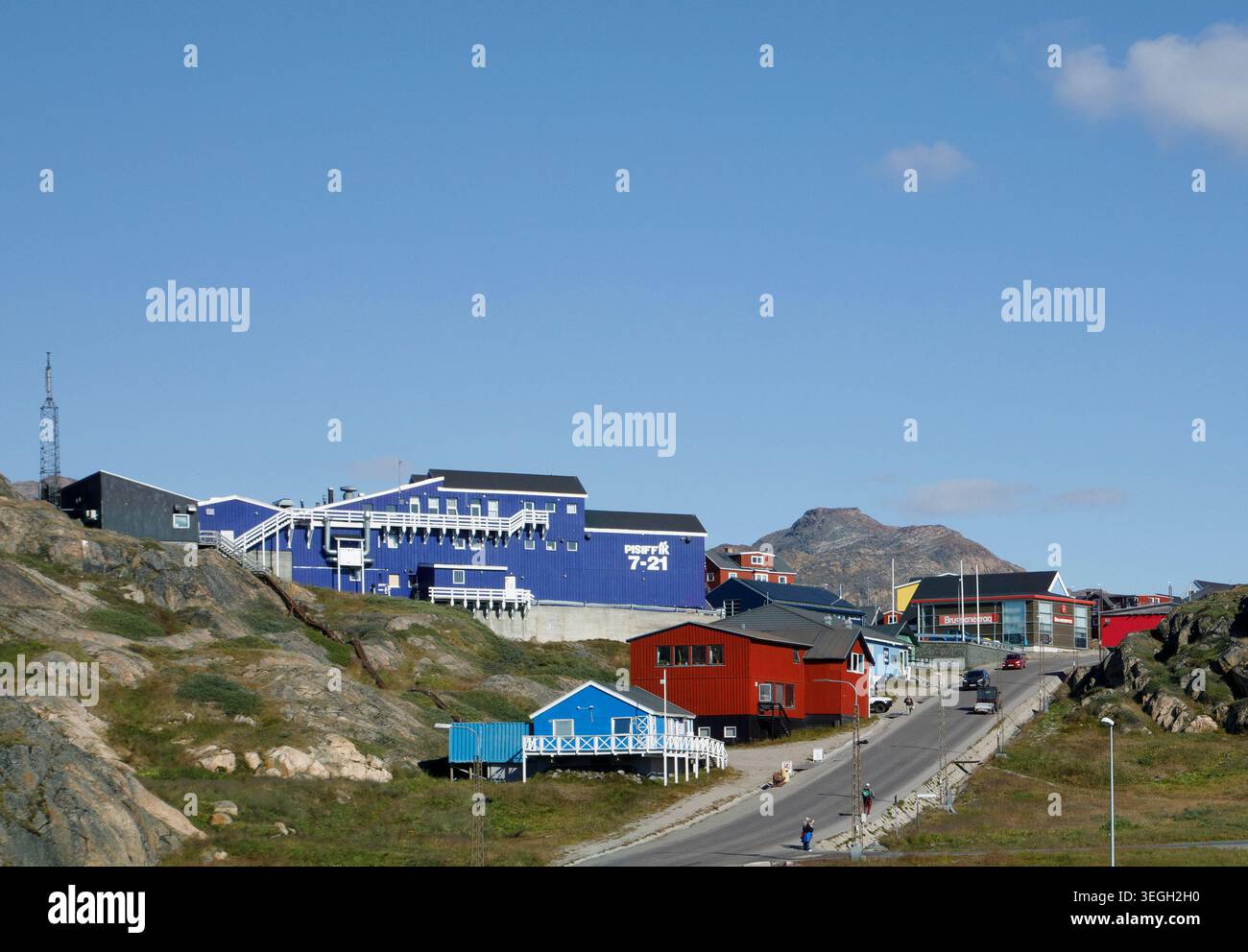 Strada che conduce al centro commerciale di Sisimiut, la seconda città più grande della Groenlandia. Foto Stock