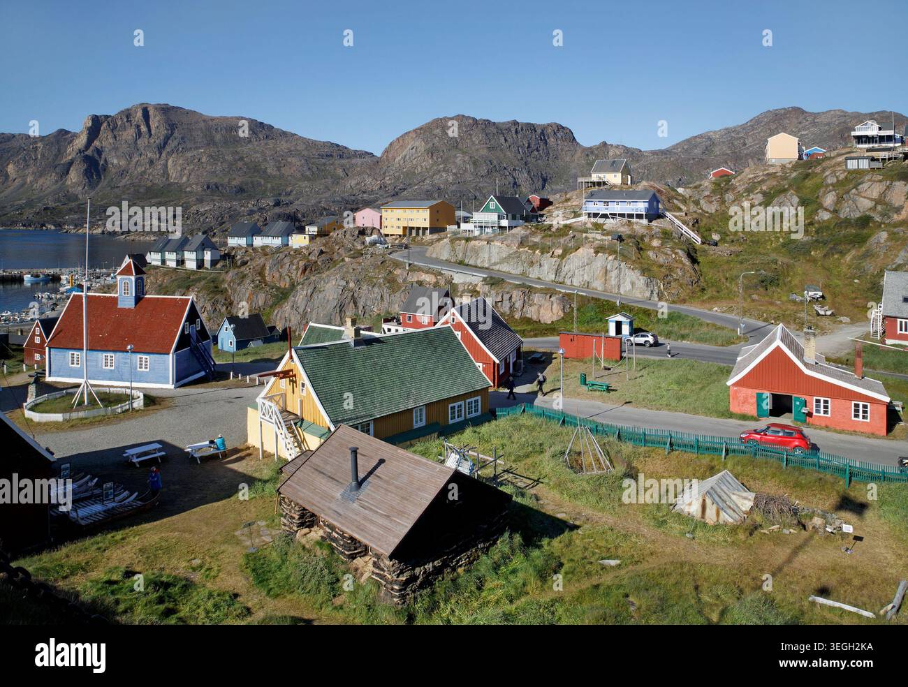 Gli edifici storici del Museo di Sisimiut includono la Chiesa blu di Bethel, la Casa Vecchia gialla e una tradizionale casa ricostruita in erba. Groenlandia Foto Stock