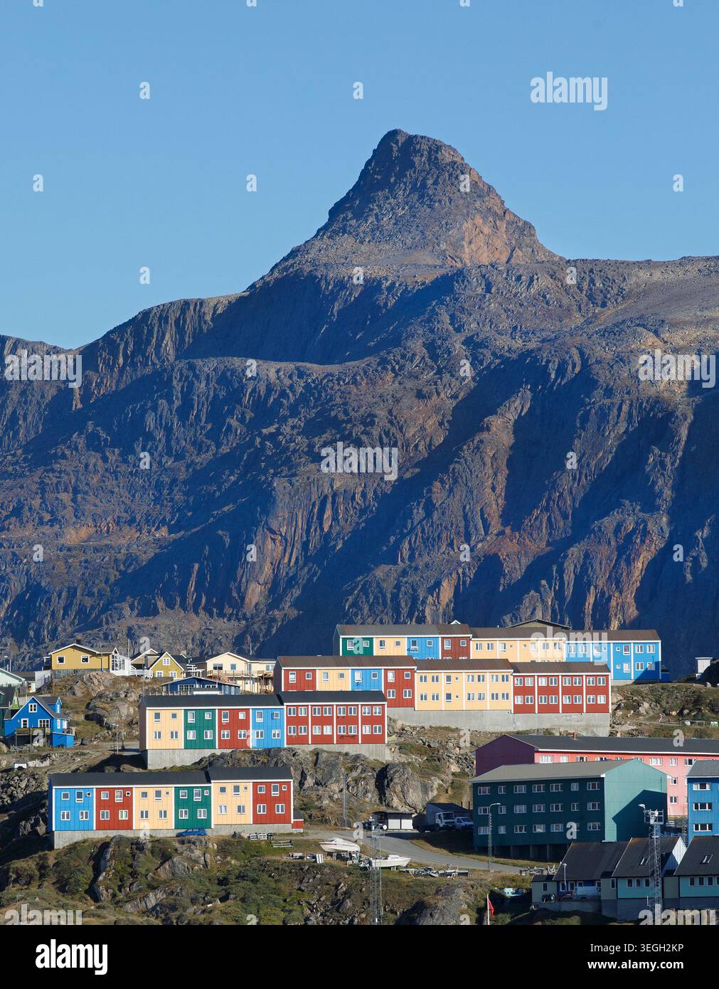 Edifici residenziali colorati nella comunità settentrionale di Sisimiut, la seconda città più grande della Groenlandia Foto Stock