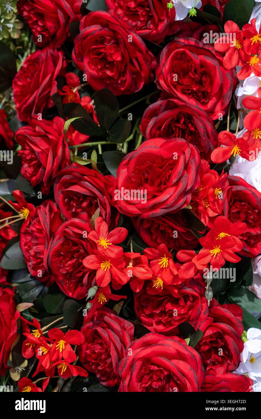 Texture di sfondo di rosa artificiale rossa. Concetto: Packaging cosmetico, banner Web e stampe tessili, design paesaggistico, interior design. Foto Stock