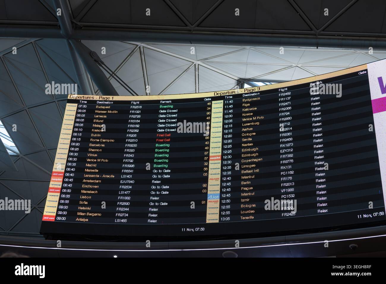 Bacheca delle informazioni di volo presso un terminal aeroportuale. Londra, Regno Unito, 11 novembre 2024 Foto Stock