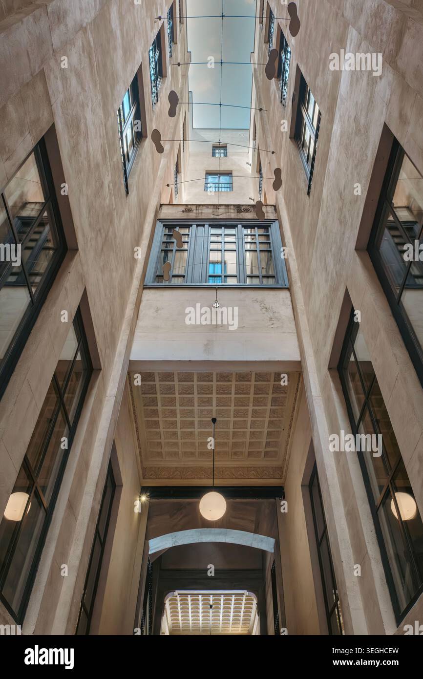 Architettura simmetrica del cortile interno, vista ad angolo basso delle finestre, soffitto a cassettoni, spazio Foto Stock