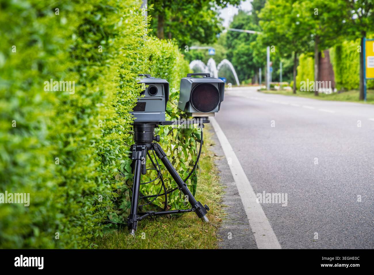 Autovelox mobile in città. Radar della polizia installato sul lato della strada per controllare il limite di velocità. Foto Stock