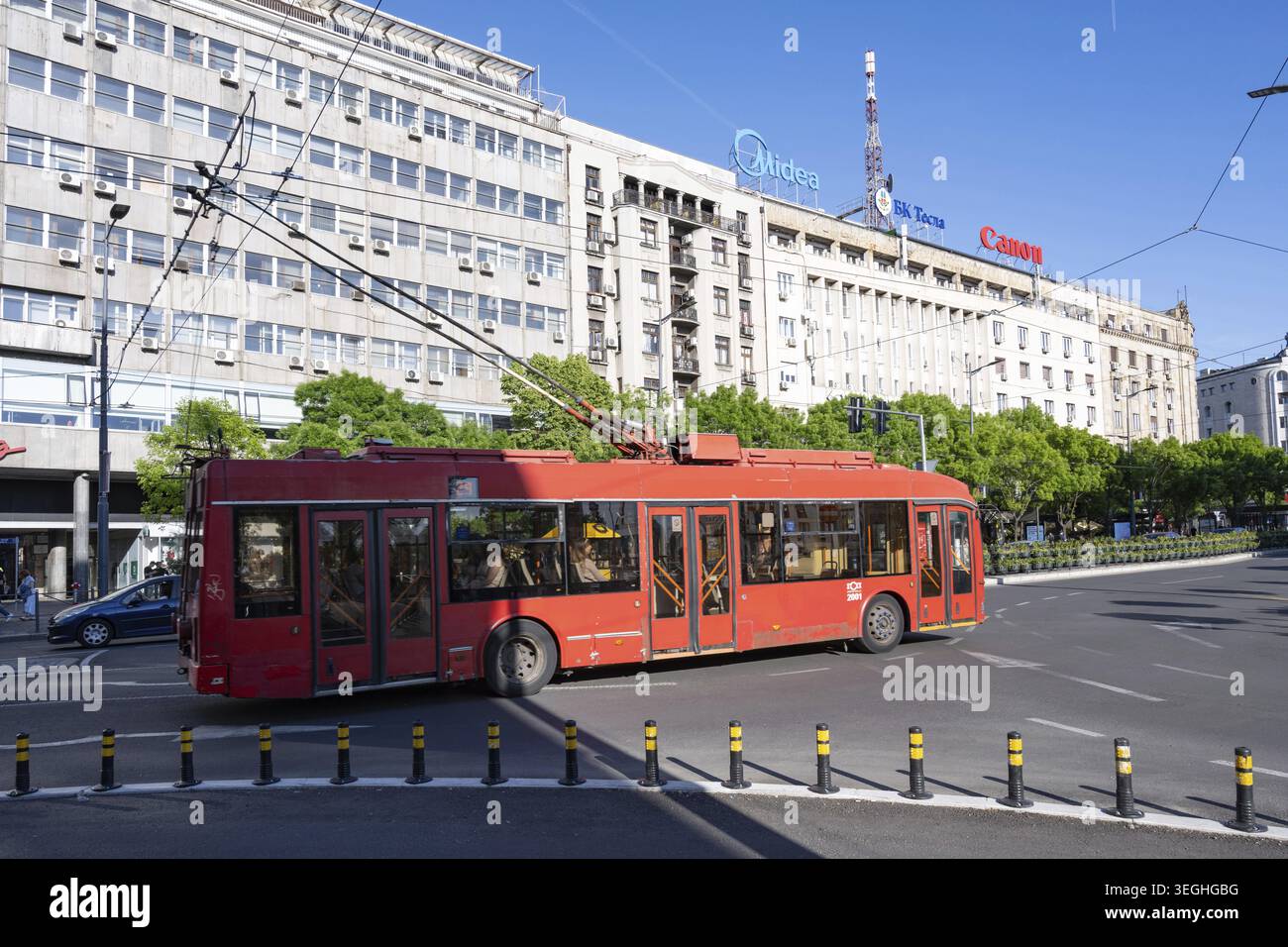 Belgrado, Serbia. 25 aprile 2026. Un autobus elettrico rosso nel centro di Belgrado, una città che ha introdotto il trasporto pubblico gratuito, la Serbia Foto Stock