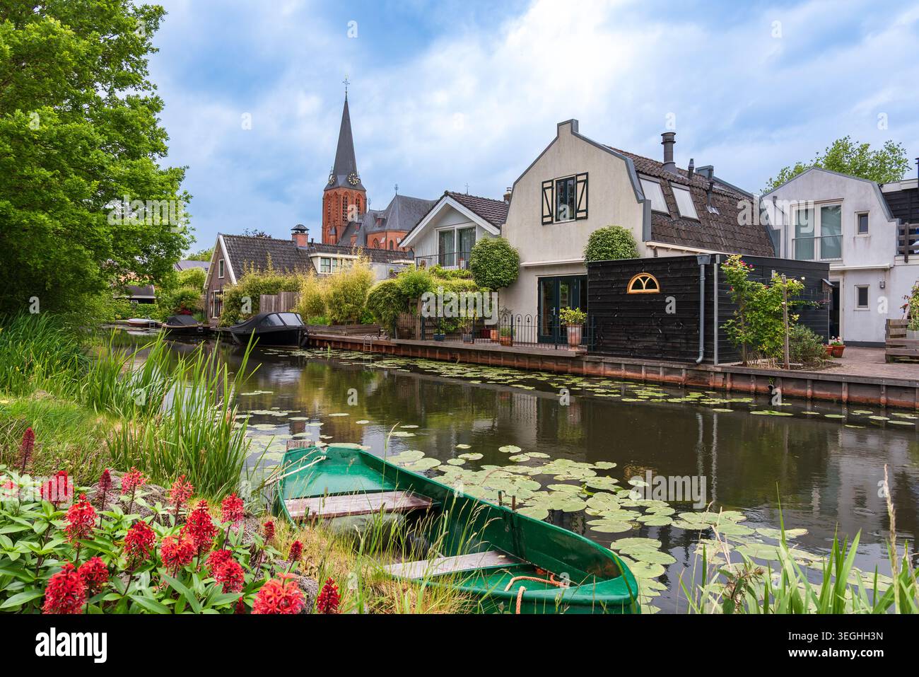 Splendida vista panoramica del famoso villaggio olandese tradizionale con tranquilli riflessi sui canali e case sul mare nella panoramica Abcoude vicino ad Amsterdam Foto Stock