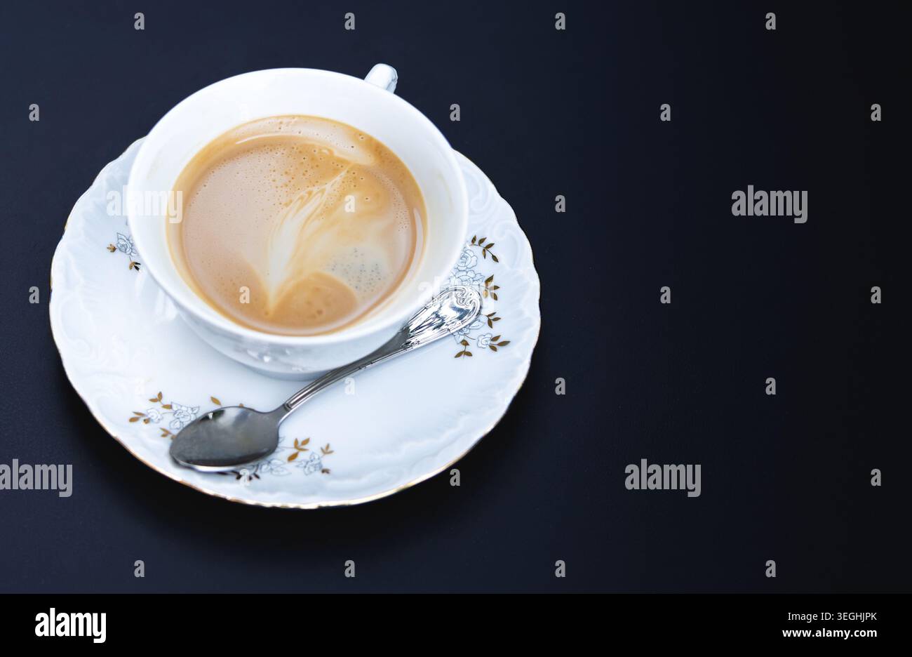 Caffè mattutino in una tazza vintage Foto Stock