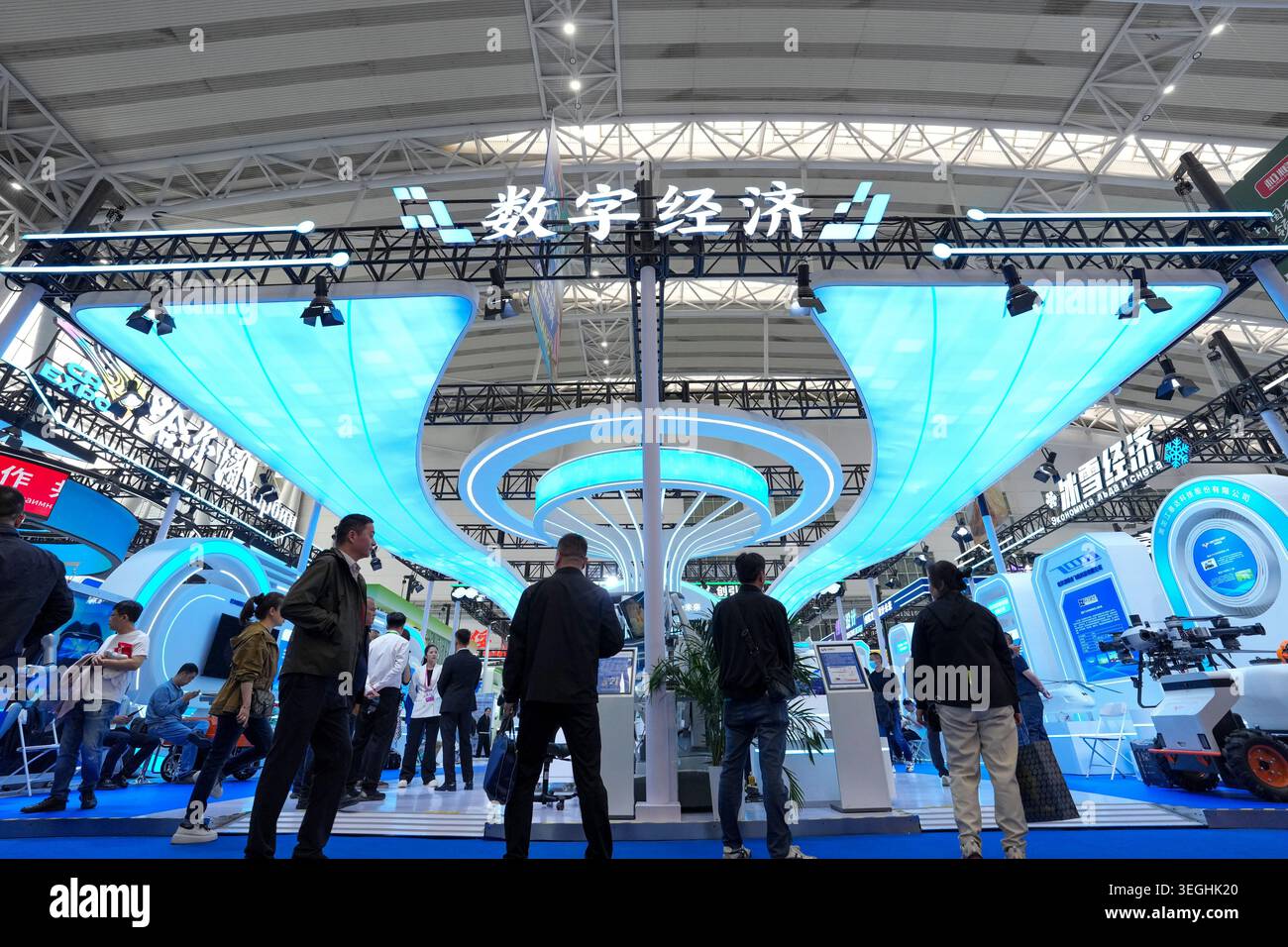 Harbin, la provincia cinese di Heilongjiang. 18 maggio 2026. Le persone visitano l'area espositiva dell'economia digitale durante la decima esposizione Cina-Russia ad Harbin, nella provincia di Heilongjiang, nella Cina nord-orientale, 18 maggio 2026. Con un'area espositiva totale di 55.000 metri quadrati, l'expo di quest'anno ha attirato più di 1.500 aziende provenienti da 46 paesi e regioni. Comprende inoltre quasi 100 eventi di supporto che coprono incontri industriali, promozione degli investimenti, cooperazione internazionale, turismo e consumi. Crediti: Wang Song/Xinhua/Alamy Live News Foto Stock