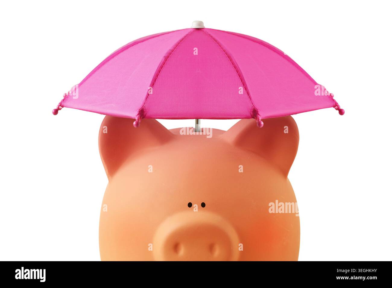 Salvadanaio sotto l'ombrello rosa - concetto di risparmio, protezione del denaro e sicurezza finanziaria Foto Stock