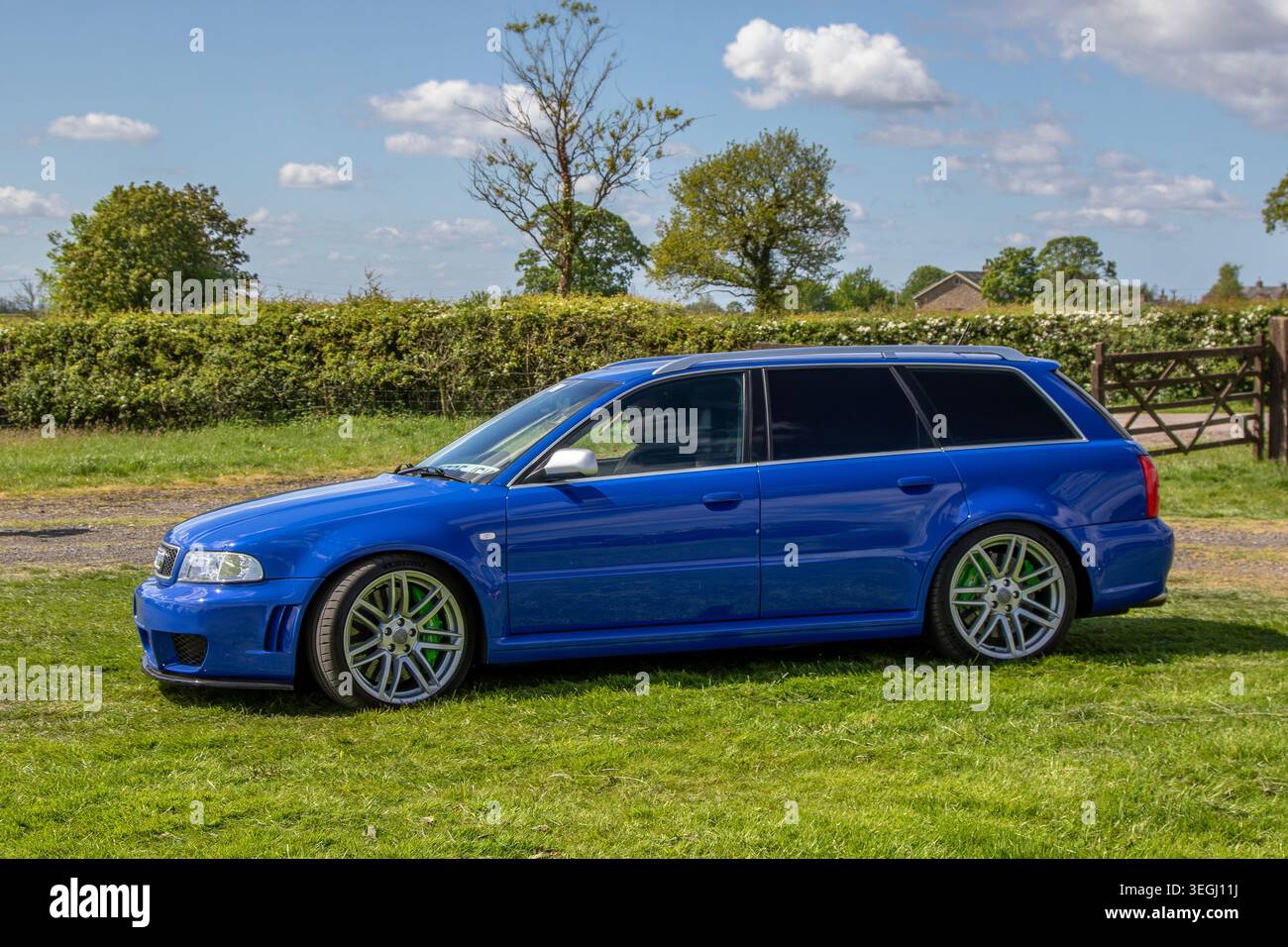 2001 Blue Audi RS4 quattro V6 Auto Station Station benzina 2671 cc, station wagon ad alte prestazioni. Alimentato da un motore V6 2,7 biturbo sviluppato da Cosworth, Foto Stock