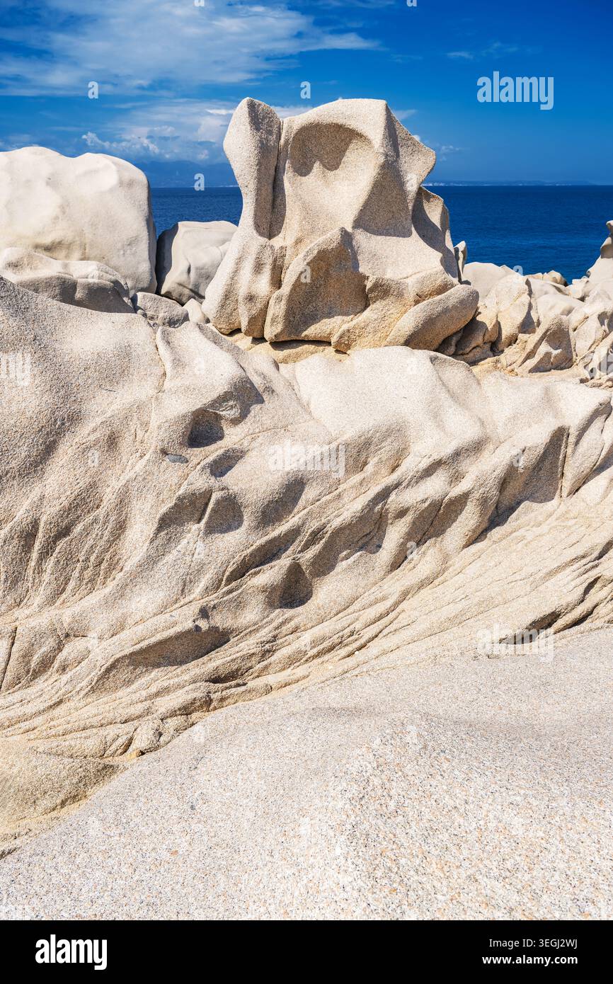 I visitatori possono vedere formazioni rocciose uniche lungo la costa di Sardynia, Italia. Il cielo e il mare azzurri offrono uno sfondo luminoso. Liscio e ruvido Foto Stock