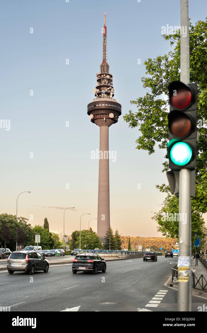 Madrid, Spagna; 6 maggio 2026: Torre delle telecomunicazioni di Torrespaña che si erge sopra una strada trafficata di Madrid, Spagna, con un semaforo verde, automobili e il Foto Stock