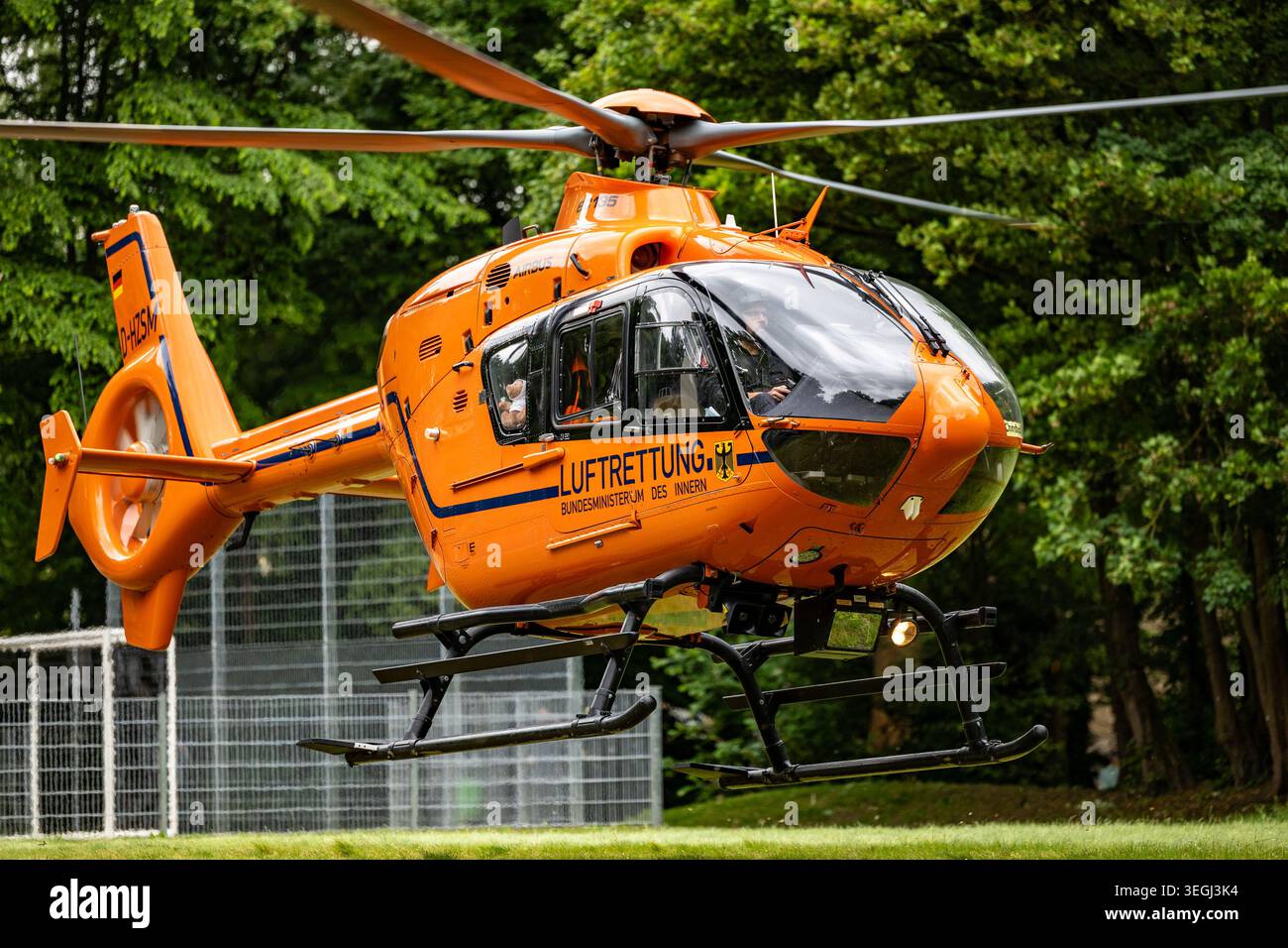 Elicottero di soccorso tedesco Christoph 2 che si libra vicino al sito di atterraggio a Francoforte, Germania Foto Stock