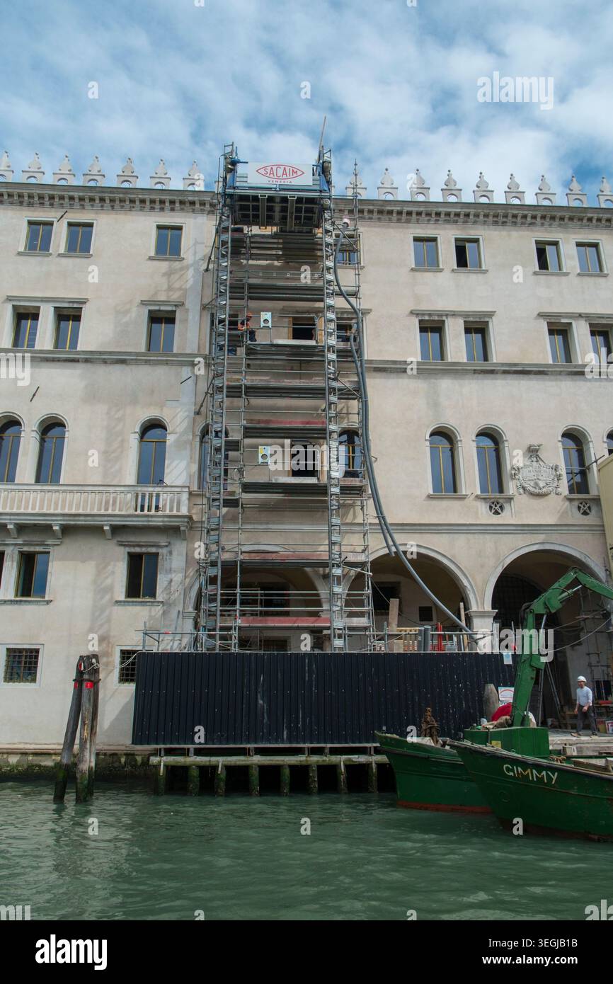 Scaffollding sul lungomare di un edificio sul Grand Canal, Venezia, Italia, Aprile Foto Stock