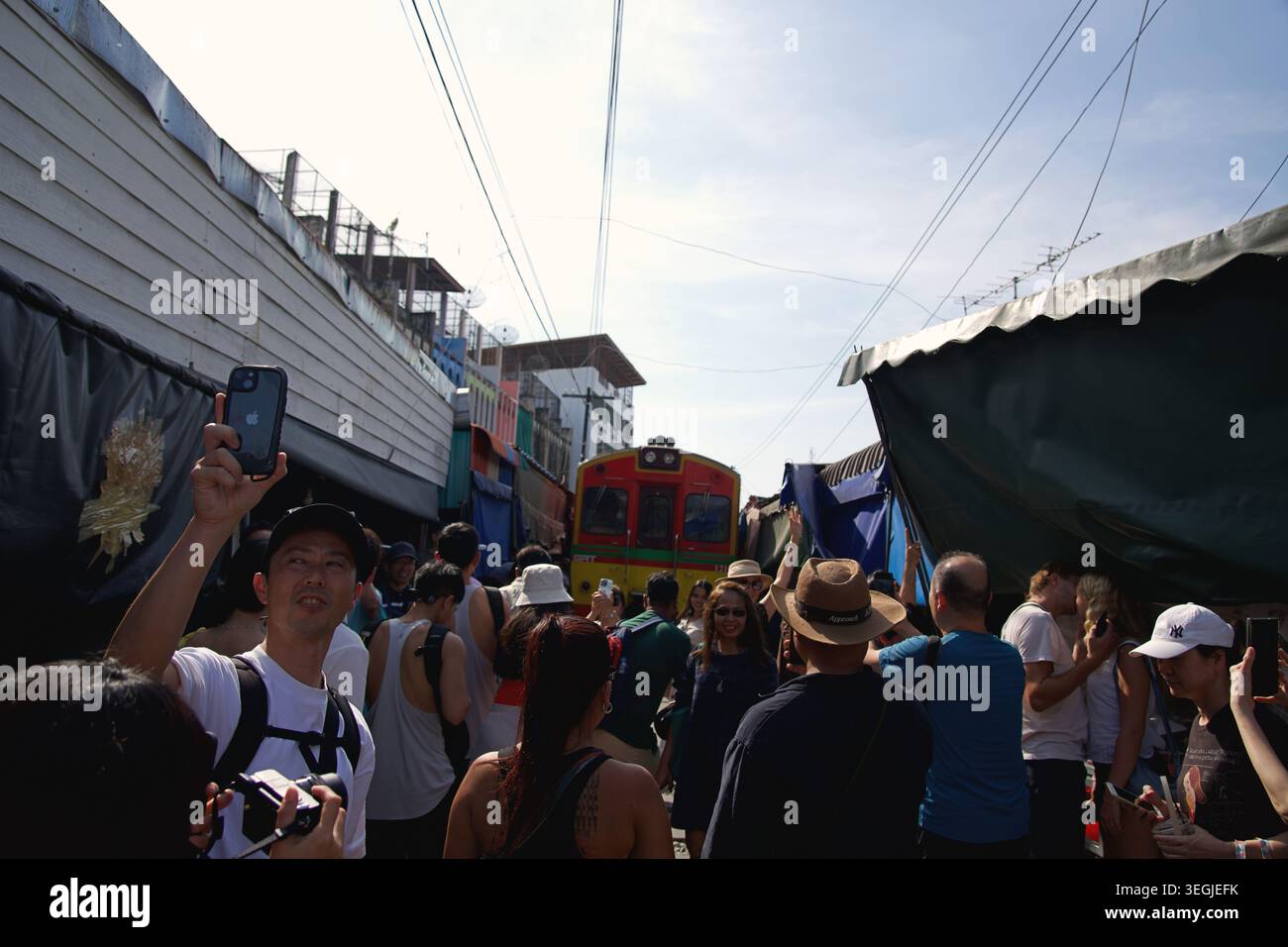 Il treno passa per il mercato ferroviario di Maeklong, Thailandia. Famoso mercato dei treni a Samut Songkhram, 2024, 31 dicembre Foto Stock