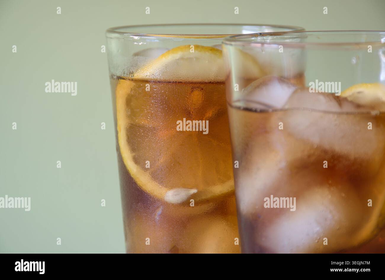 Due bicchieri di tè freddo con fette di limone e ghiaccio. Foto Stock