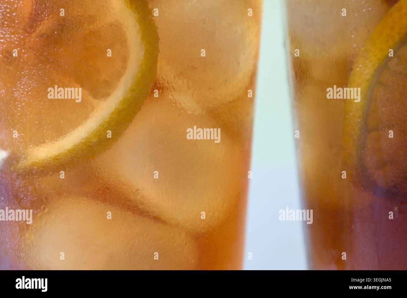 Tè freddo con fette di limone e cubetti di ghiaccio. Foto Stock