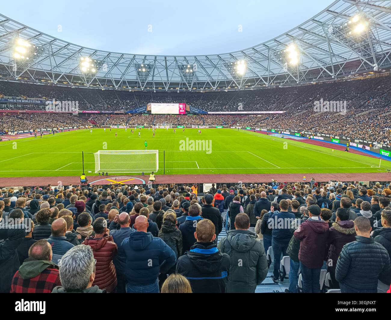Gli spettatori fanno il tifo durante una partita di calcio al London Stadium. Londra, Regno Unito, 12 novembre 2023 Foto Stock