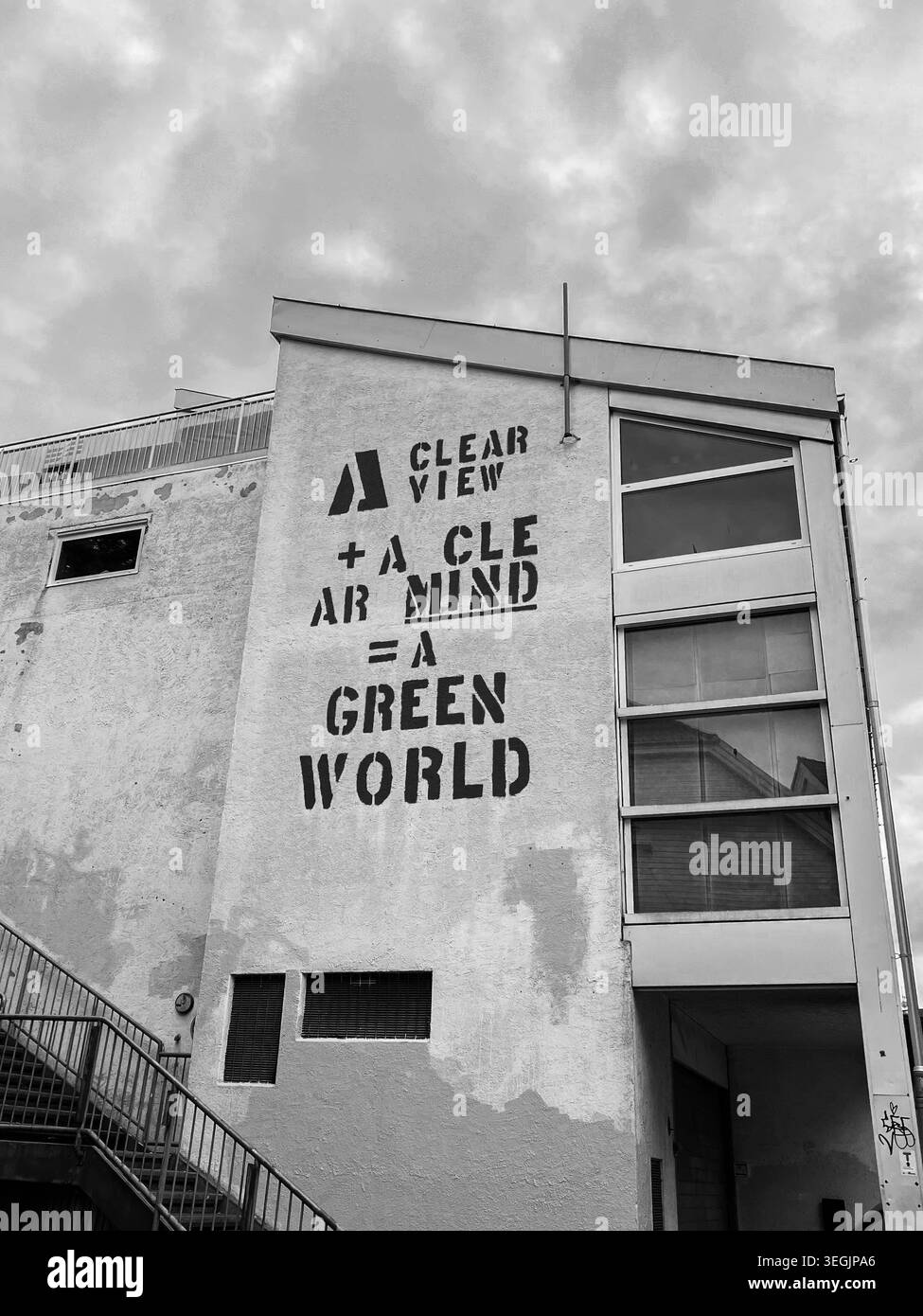 Citazione di graffiti su un edificio a Stavanger, Norvegia, in bianco e nero - Immagine stock catturata con smartphone