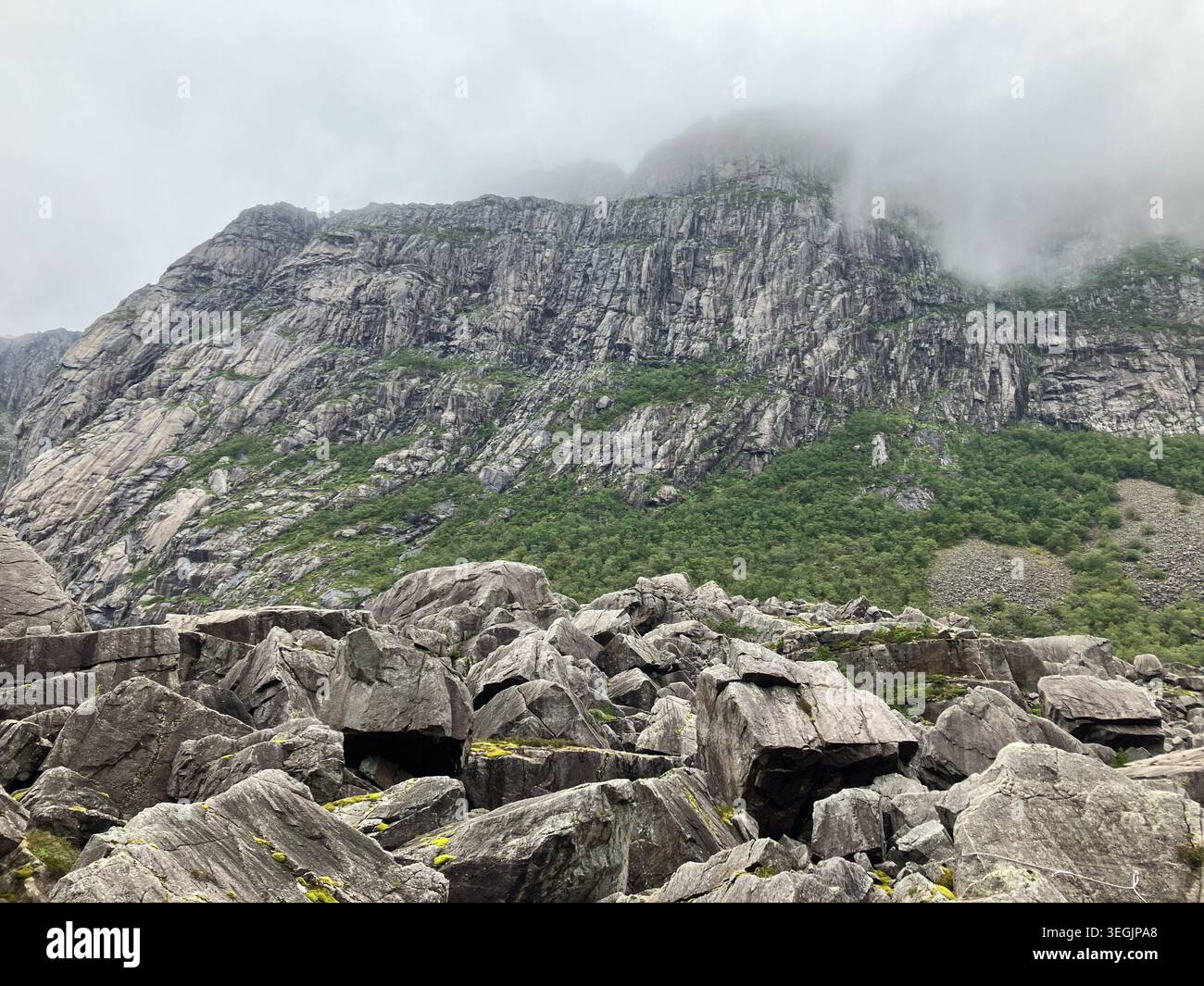 Una vista delle formazioni rocciose che sono cadute giù dalla montagna a Gloppedalsura in Norvegia. - Immagine stock catturata con smartphone