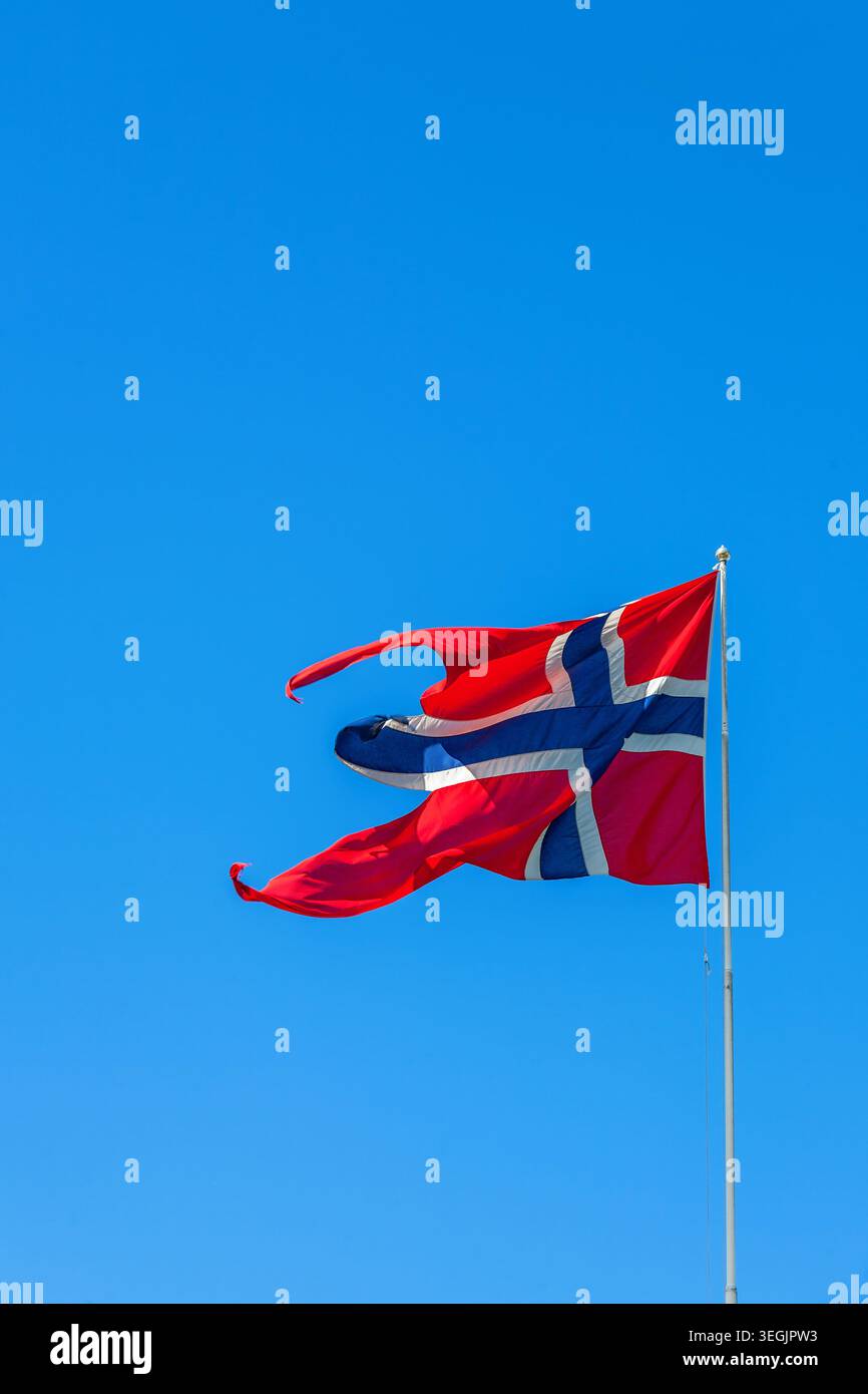 Bandiera norvegese sventolare nel vento Foto Stock