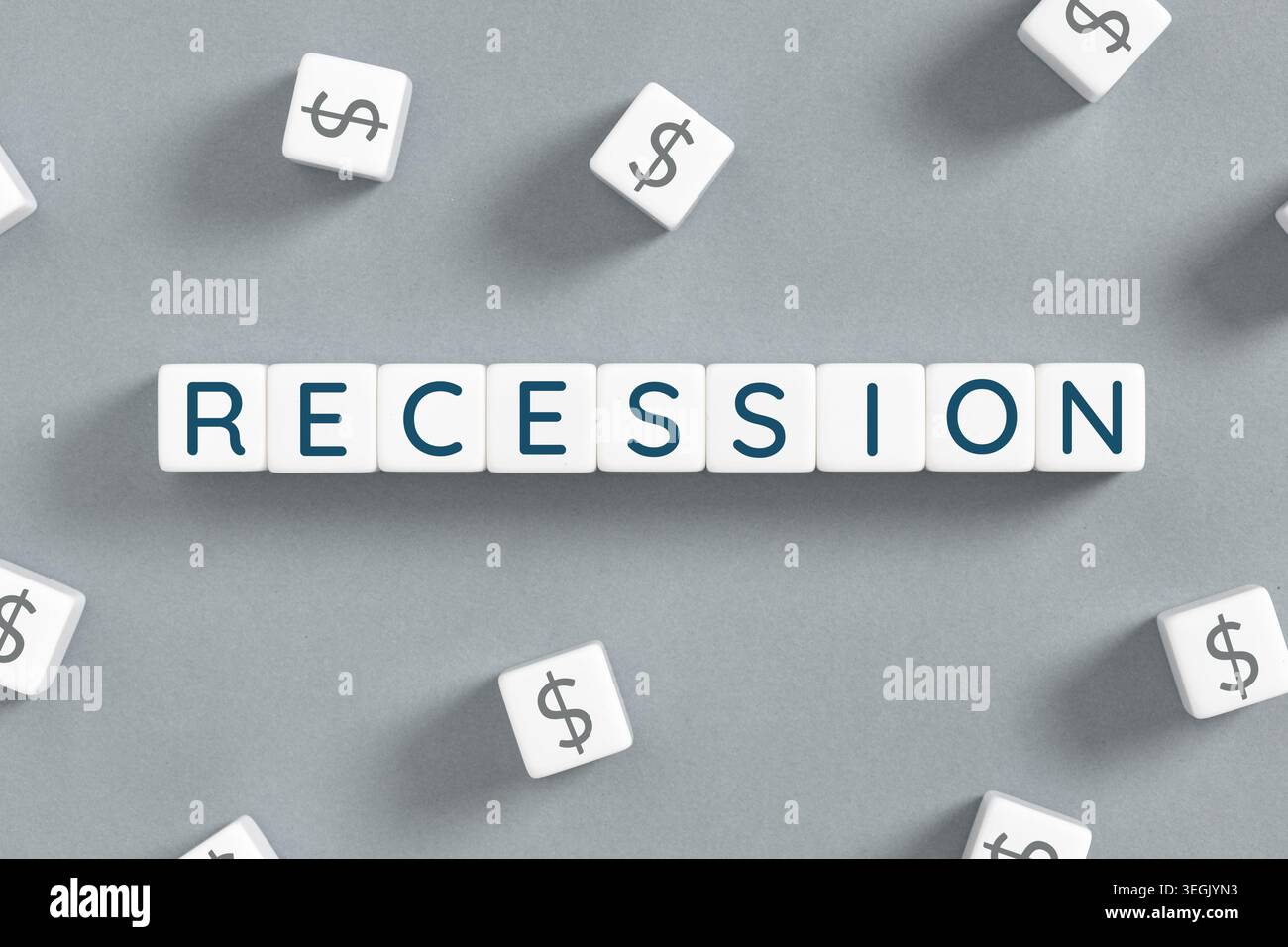 Blocchi di parole della recessione che illustrano una crisi finanziaria e un declino del mercato su sfondo grigio Foto Stock