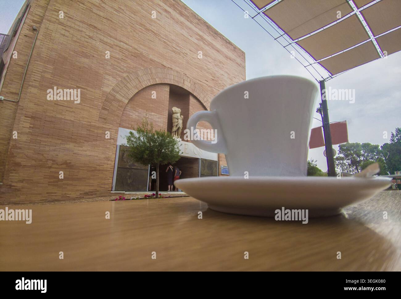 Caffettiera sul tavolo della terrazza una giornata di sole vicino al Museo Nazionale di Arte Romana, Merida, Estremadura, Spagna Foto Stock