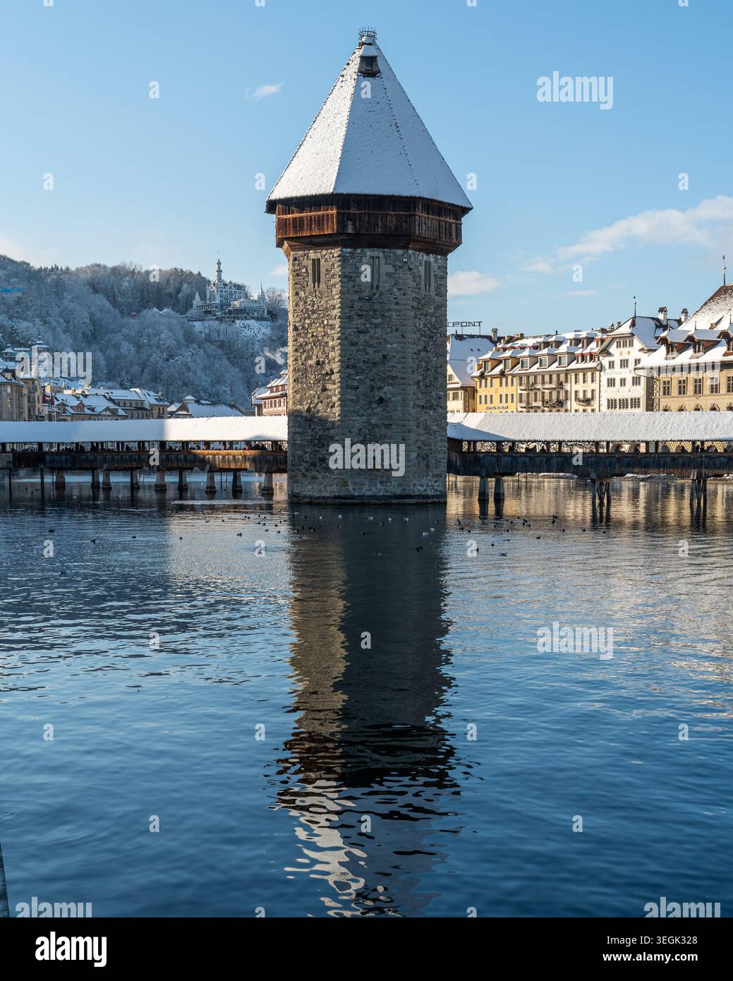 Una prospettiva verticale della Torre dell'acqua medievale nelle acque di Lucerna, Svizzera Foto Stock