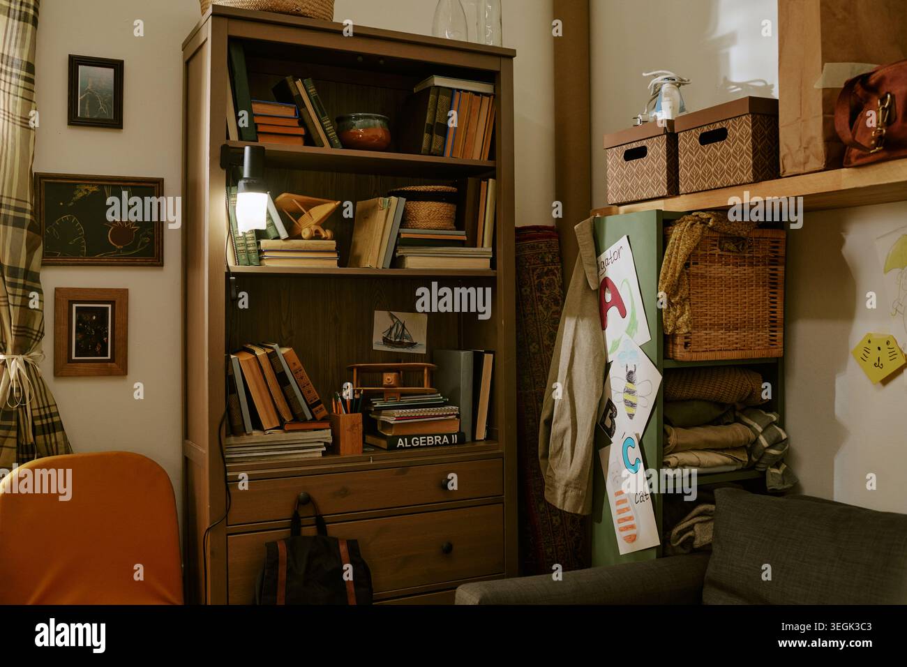 Home Study Corner che mostra risorse limitate per il supporto Education Foto Stock