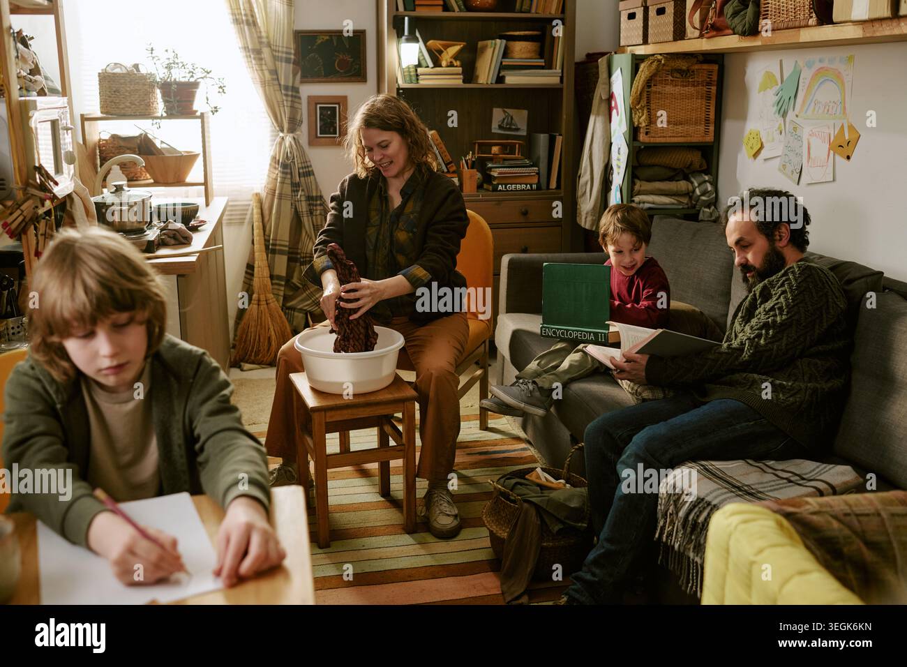 Povera famiglia che trascorre del tempo a casa durante la semplice vita quotidiana Foto Stock