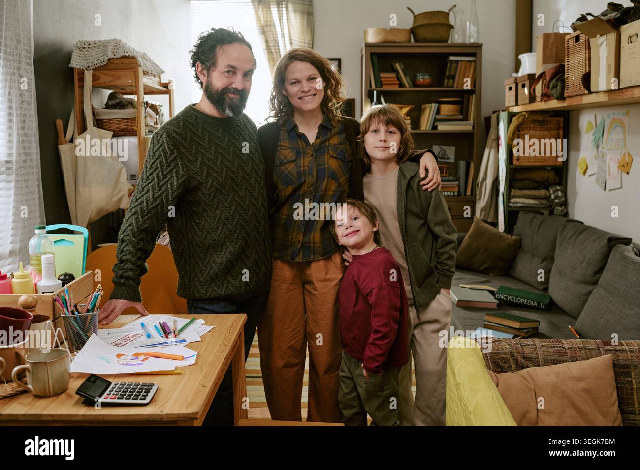 Ritratto di una famiglia povera in piedi insieme a casa per la pianificazione del budget Foto Stock