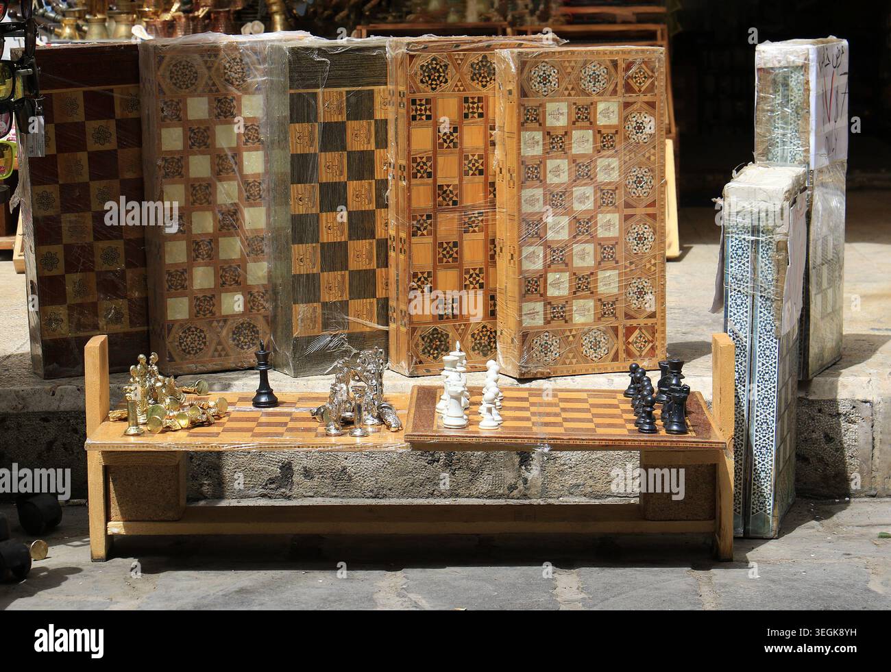 Collezione di tradizionali scacchiere e pezzi di scacchi in legno fatti a mano e Tawleh libanese esposti all'esterno di un negozio di souvenir a Byblos, Libano. Foto Stock