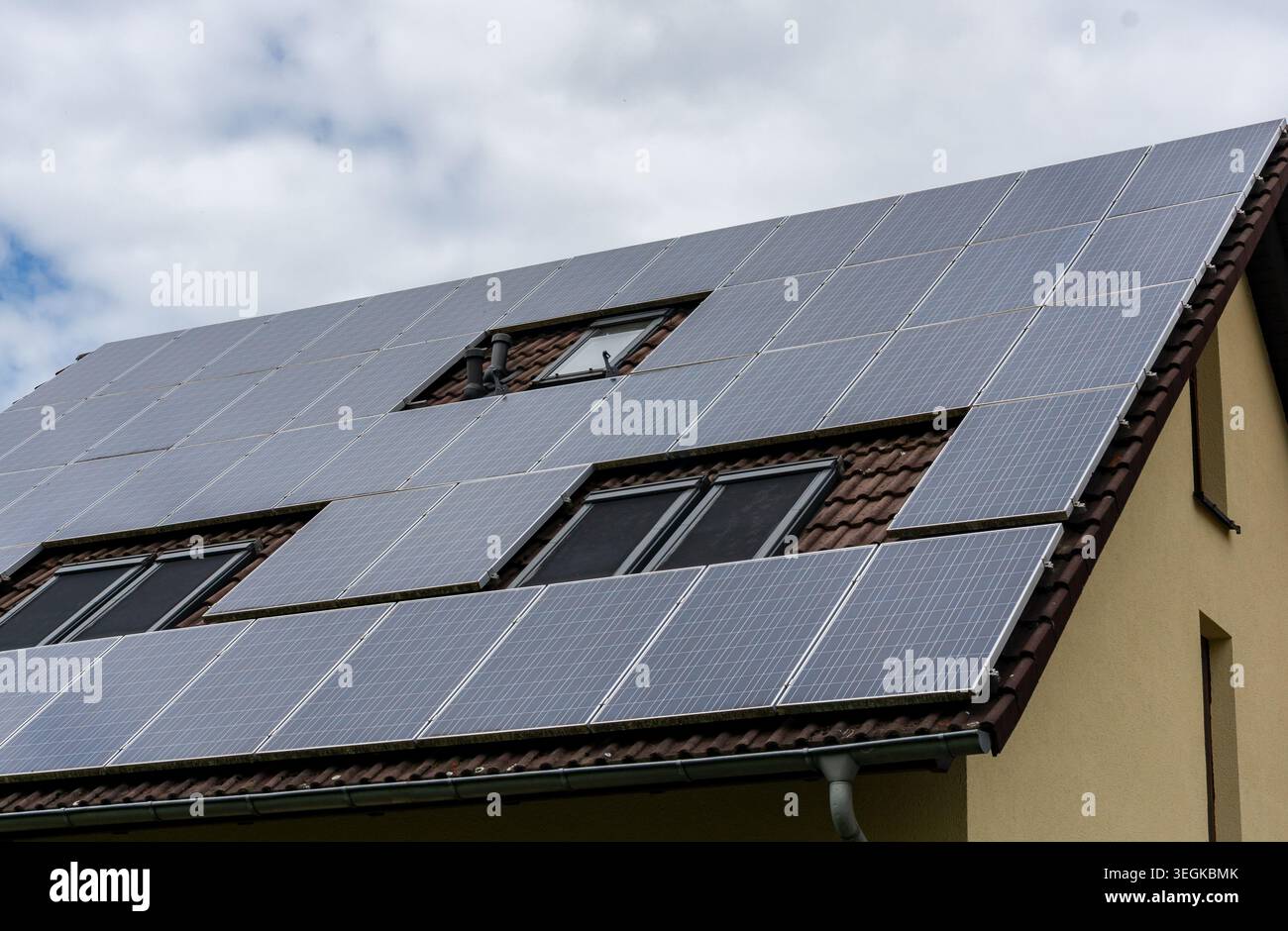 Moderna casa unifamiliare con pannelli solari sul tetto per energie rinnovabili. Foto Stock